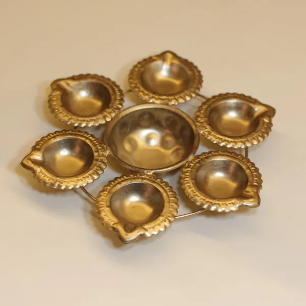 Metal_Traditional_Floral_Pattern_Diya_Set