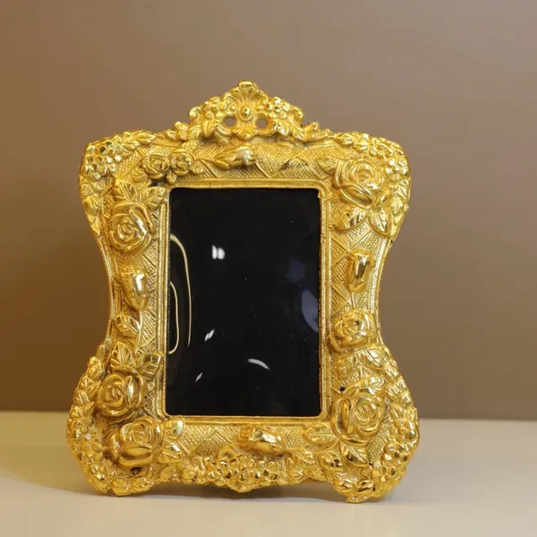 Gold-Tone_Traditional_Floral_Photo_Frame