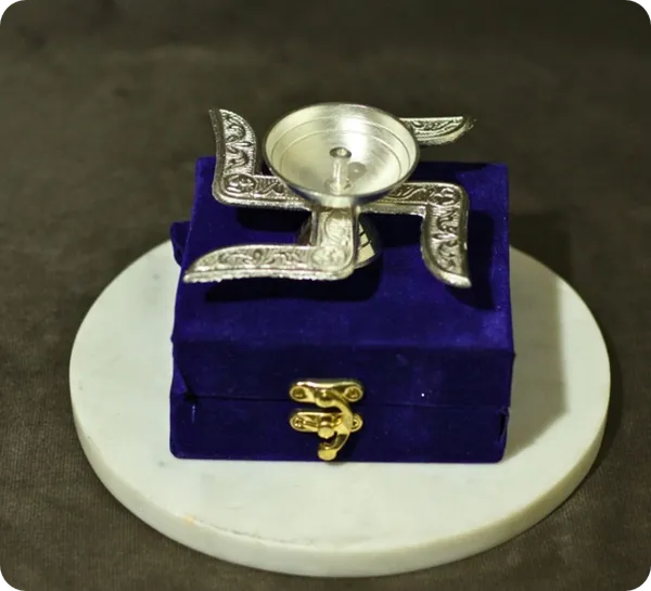 Metal_Ornate_Pooja_Diya_With_Velvet_Box
