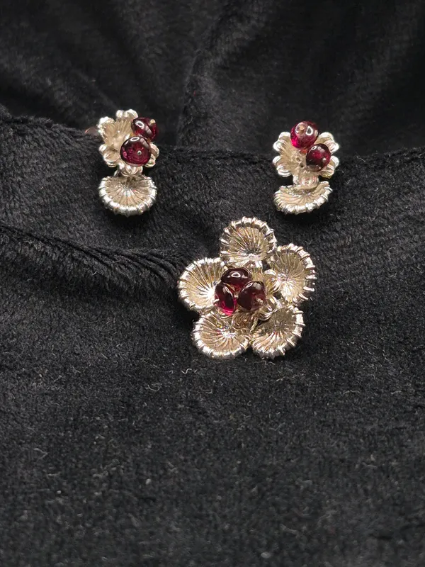 Gold-Tone_Floral_Embellished_Brooch_for_Women