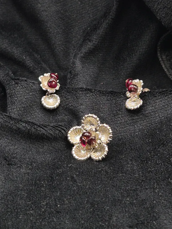 Gold-Tone_Floral_Embellished_Brooch_for_Women