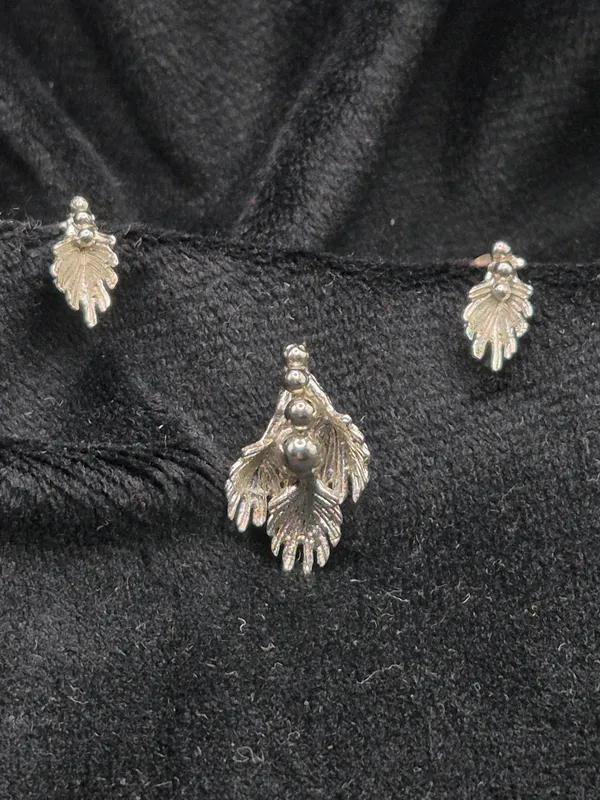 Silver_925_Silver_Leaf_Motif_Pendant_Set_For_Women