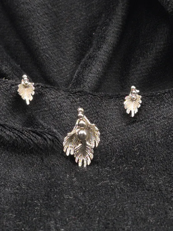 Silver_925_Silver_Leaf_Motif_Pendant_Set_For_Women