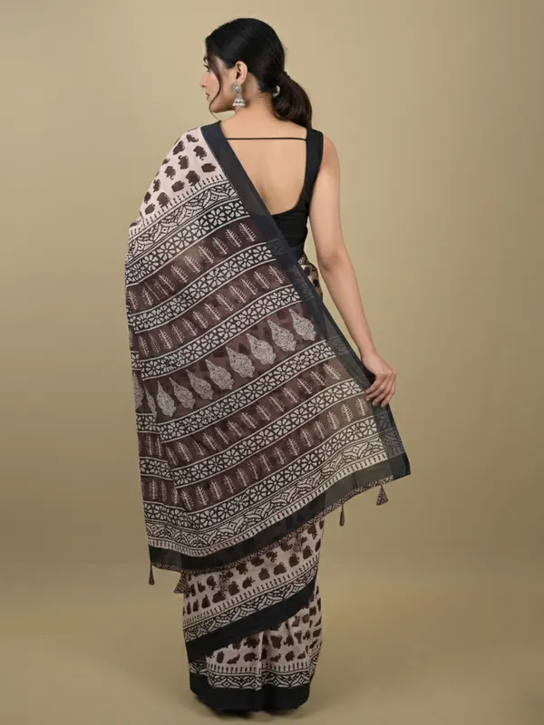 Beige_Printed_Saree_for_Women