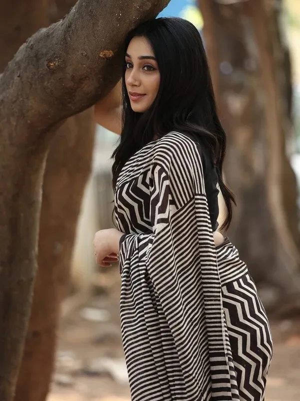 Black_And_Cream_Printed_Saree_for_Women