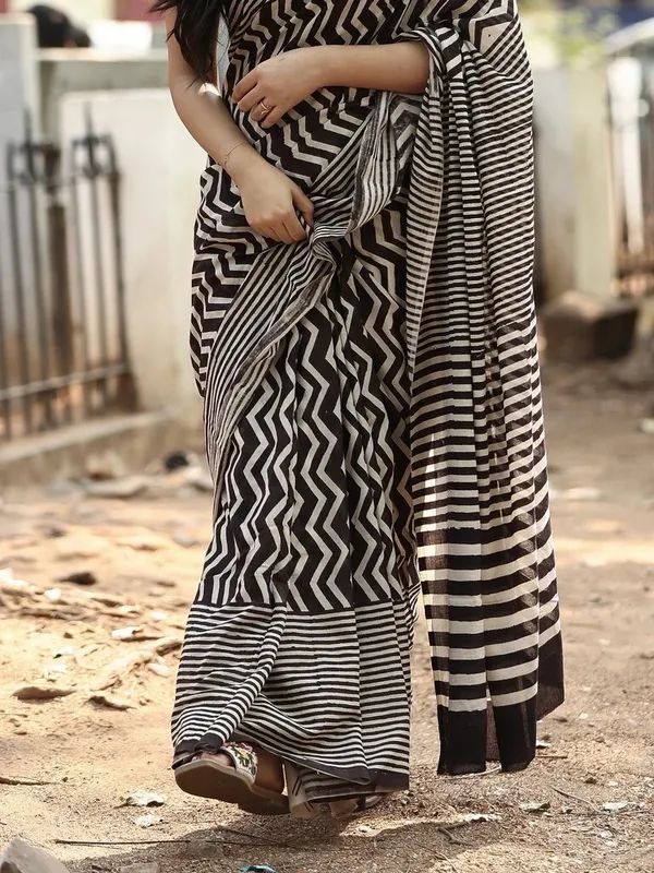 Black_And_Cream_Printed_Saree_for_Women