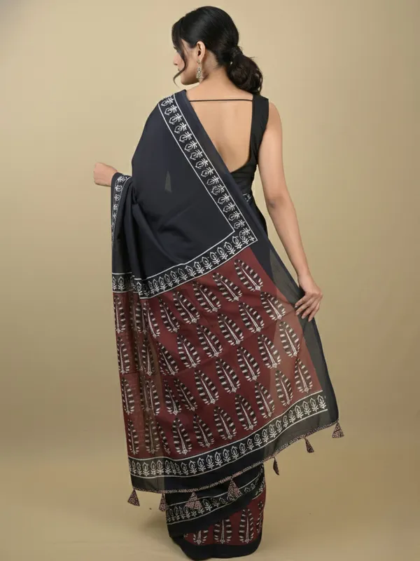 Black_And_Maroon_Printed_Saree_For_Women