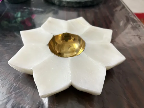 White_Lotus_Design_Diya_With_Gold-Toned_Oil_Cup