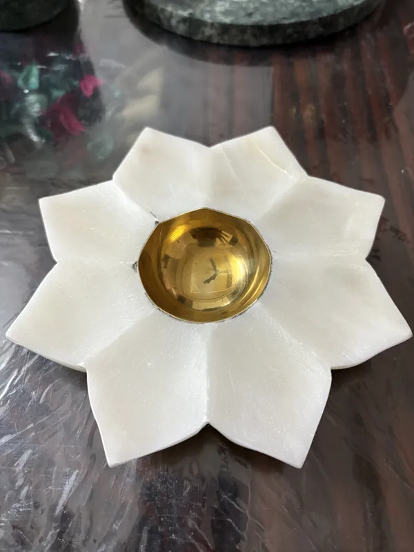 White_Lotus_Design_Diya_With_Gold-Toned_Oil_Cup
