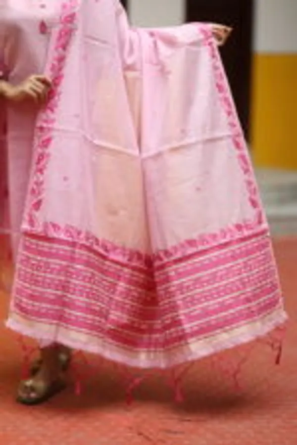 Blush_Pink_Cotton_Kurti_Top_With_Floral_Motif_Dupatta_Soft_Festive_Elegance