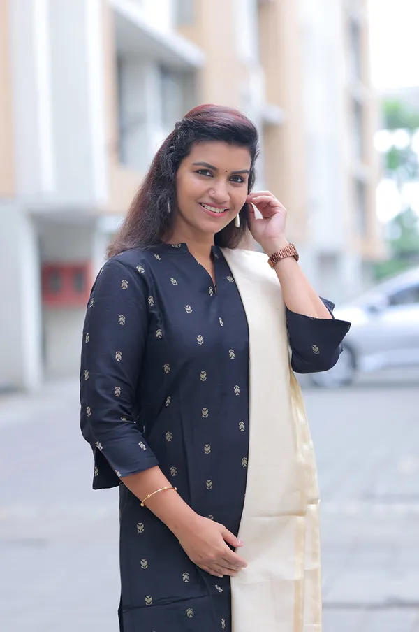Midnight_Grace_Slub_Silk_Kurti_With_Elegant_Cream_Dupatta