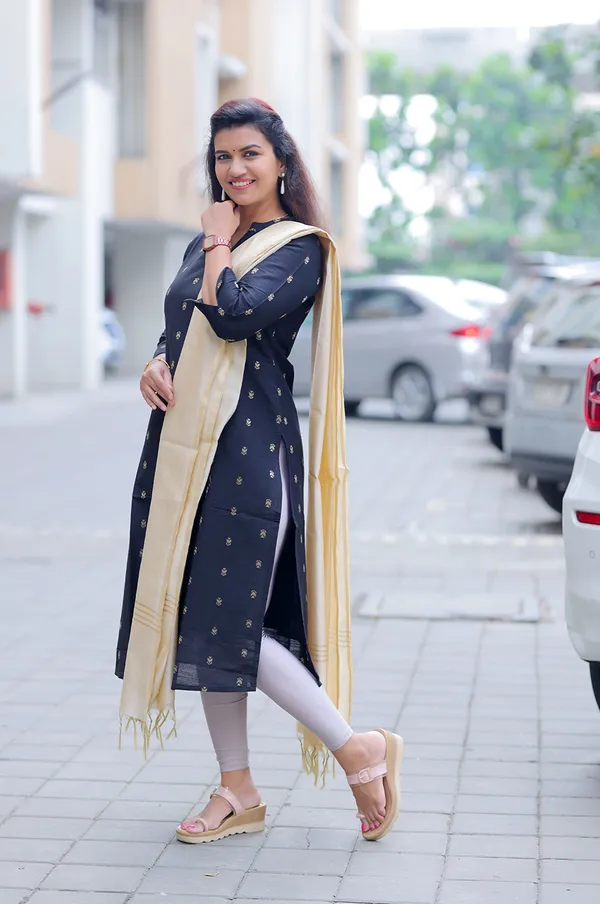 Midnight_Grace_Slub_Silk_Kurti_With_Elegant_Cream_Dupatta