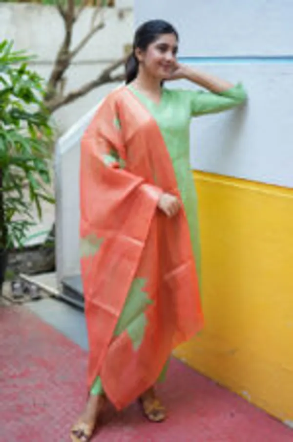 Mint_Coral_Bloom_Raw_Silk_Kurti_Set_With_Peach_Lotus_Dupatta
