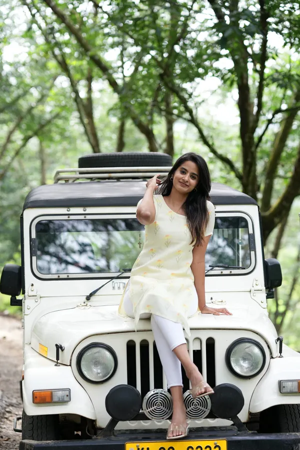 Yellow_Linen_Cotton_Kurti_With_Subtle_Floral_Prints_Everyday_Chic_Wear