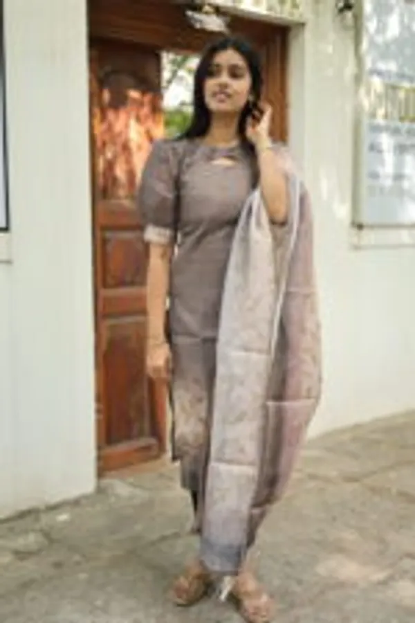 Grey_Cotton_Kurti_With_Printed_Dupatta_Elegant_Everyday