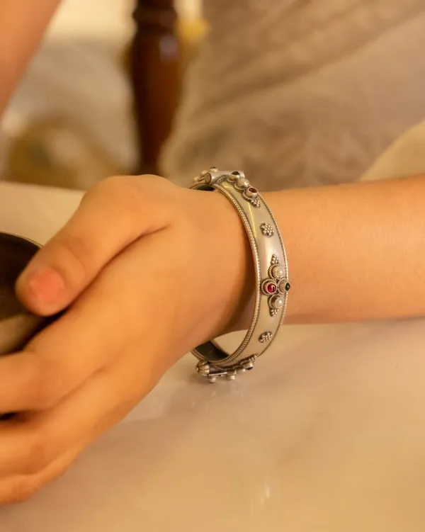 Silver_Tone_Embellished_Bangle_for_Women
