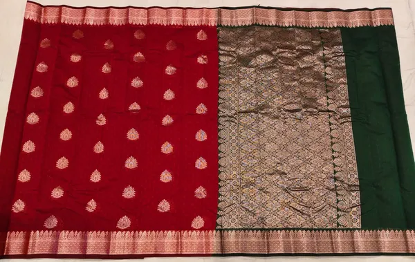 Maroon_And_Green_Semi_Cotton_Gadwal_Zari_Border_Saree_For_Women