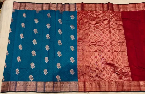 Blue_Cotton_Semi_Gadwal_Floral_Woven_Saree_For_Women