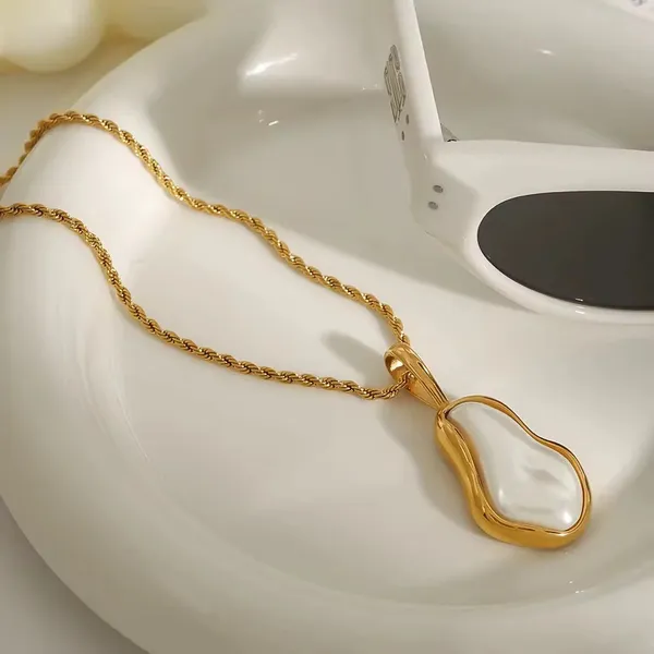 Gold_Tone_Pearl_Pendant_Necklace_for_Women