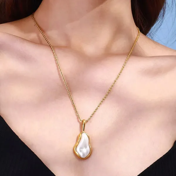 Gold_Tone_Pearl_Pendant_Necklace_for_Women