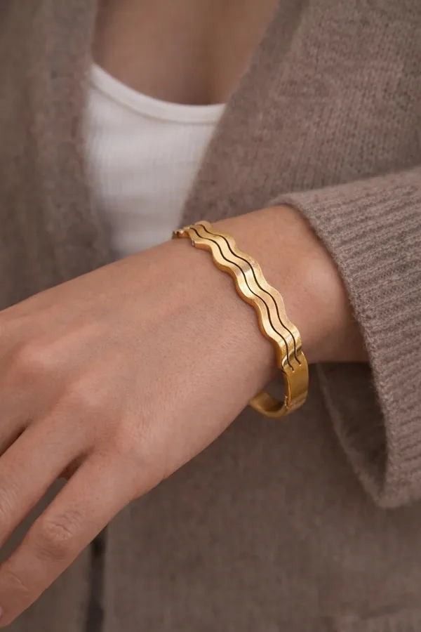 Gold_Tone_Wavy_Metal_Bracelet_for_Women