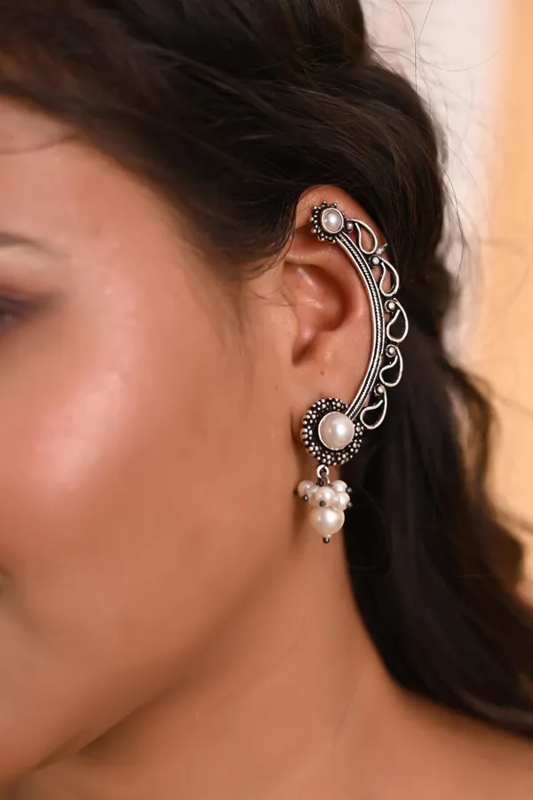 Oxidised_Pearl_Ear_cuff