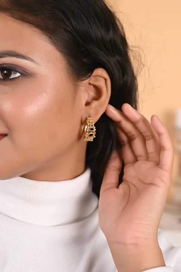 Elegant_Gold_Tone_Statement_Hoop_Earrings