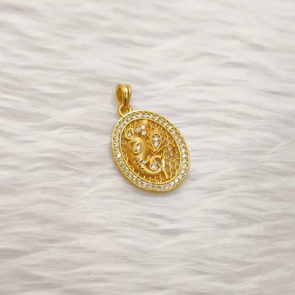 Gold_Tone_Oval_Rhinestone_Pendant