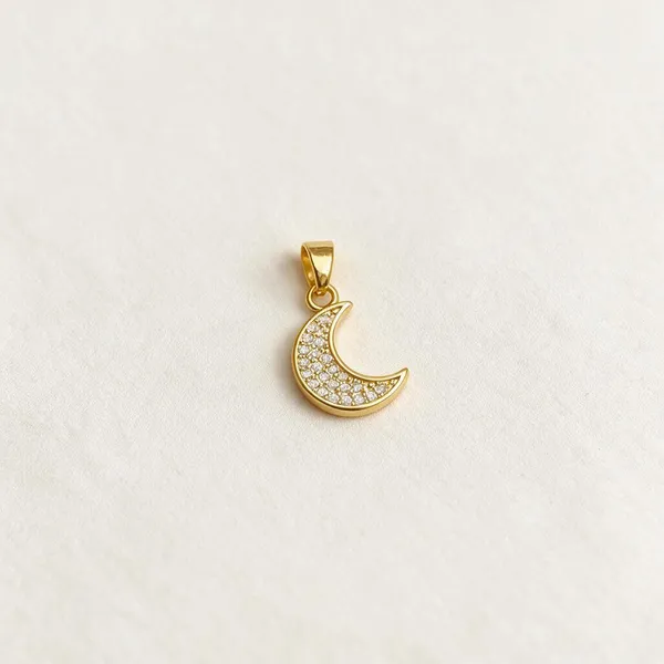 Gold_Crescent_Moon_Pendant_For_Women