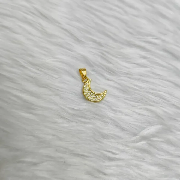 Gold_Crescent_Moon_Pendant_For_Women