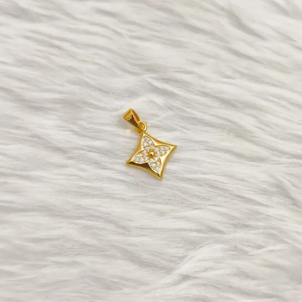 Gold_Tone_Floral_Stone_Pendant_For_Women