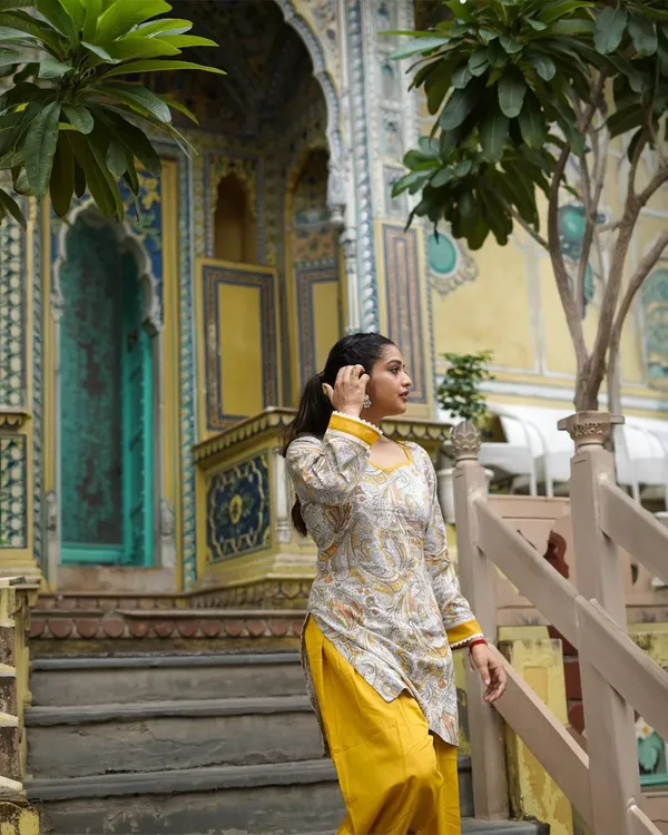 Women’s_Yellow_Printed_Kurta_Palazzo_Set_with_Dupatta,_Designer_Paisley_Print_Ethnic_Wear_for_Casual,_Festive_and_Party_Occasions