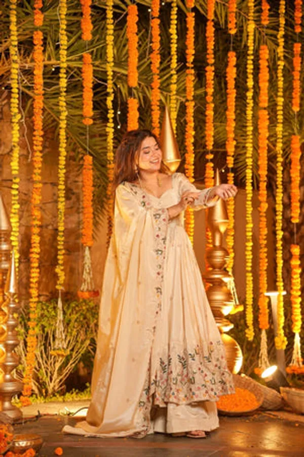 White_Heavy_Natural_Crepe_Silk_Anarkali_Set_For_Women