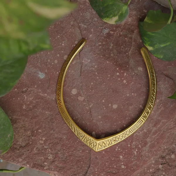 Inaya_Engraved_Collar_Gold