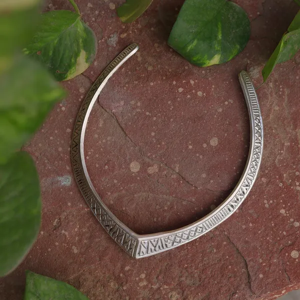 Inaya_Engraved_Collar_Silver