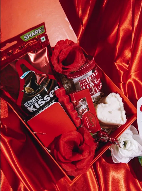 Red_Gifting_hamper_For_Gifting