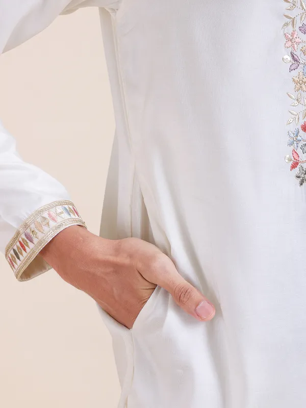 Ethnic_Motifs_Embroidered_Sequinned_Cotton_Silk_Kurta_with_Pyjamas_&_Dupatta