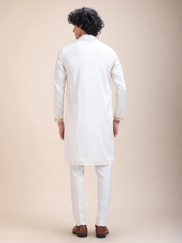 Ethnic_Motifs_Embroidered_Sequinned_Cotton_Silk_Kurta_With_Pyjamas_&_Dupatta