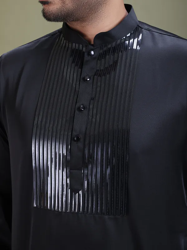 Men_Tape_Work_Embellished_Zipper_Kurta