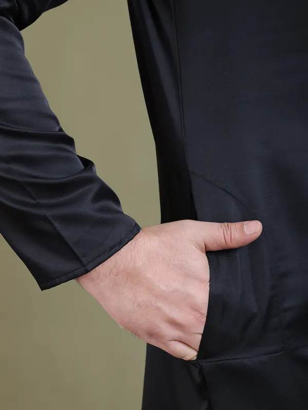 Men_Tape_Work_Embellished_Zipper_Kurta