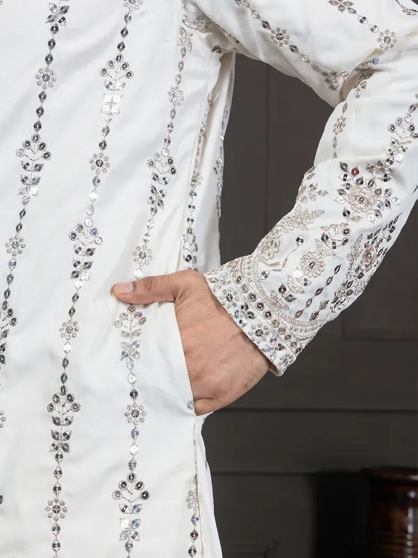 Geometric_Pattern_Embroidered�Gold_Sequence_Kurta