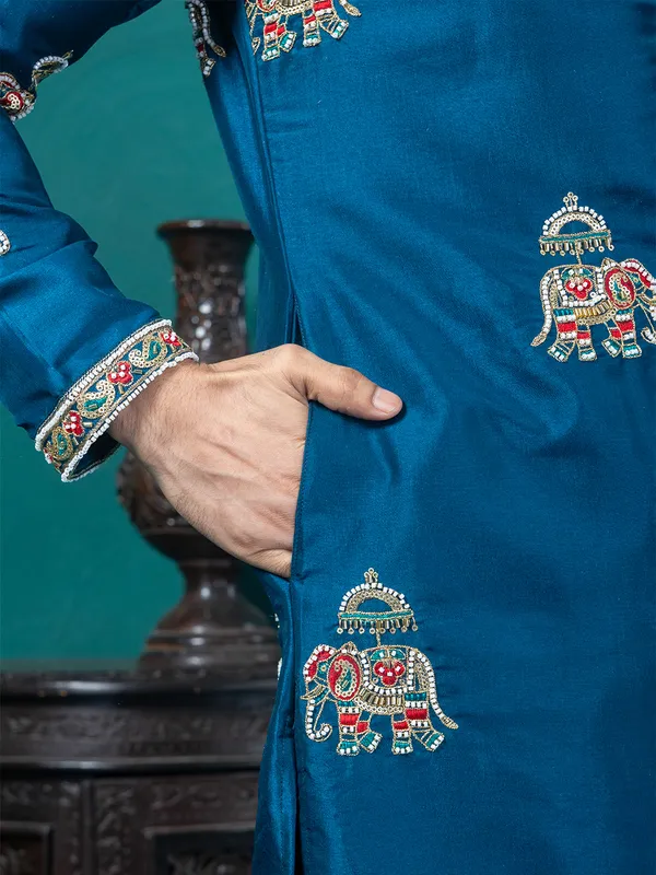 Ethnic_Motif_In_Beads_And_Sequin_Embroidered_Kurta