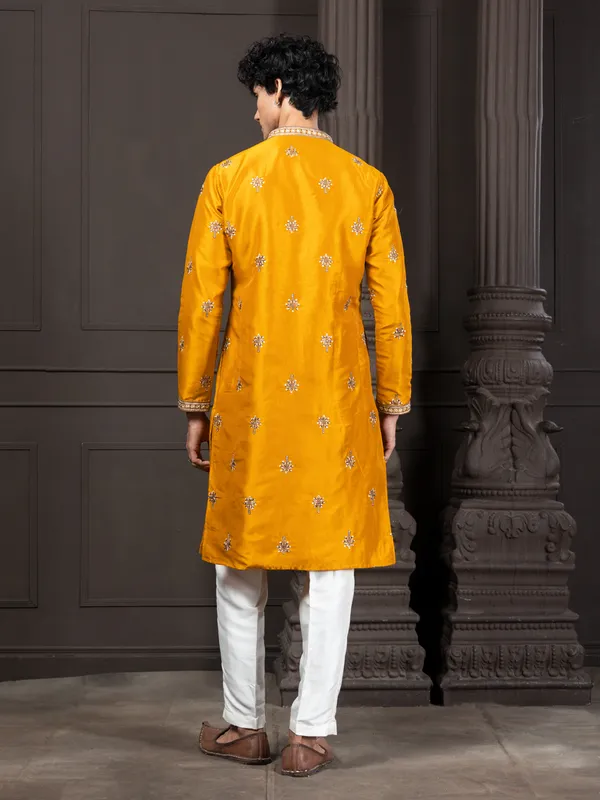 ETHNIC_MOTIF_SEQUIN_EMBROIDERY_KURTA
