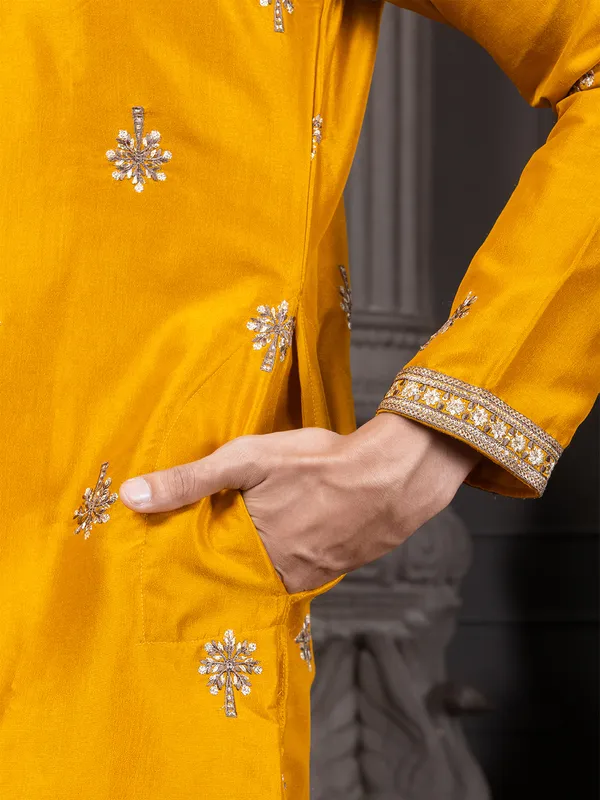 Ethnic_Motif_Sequin_Embroidery_Kurta