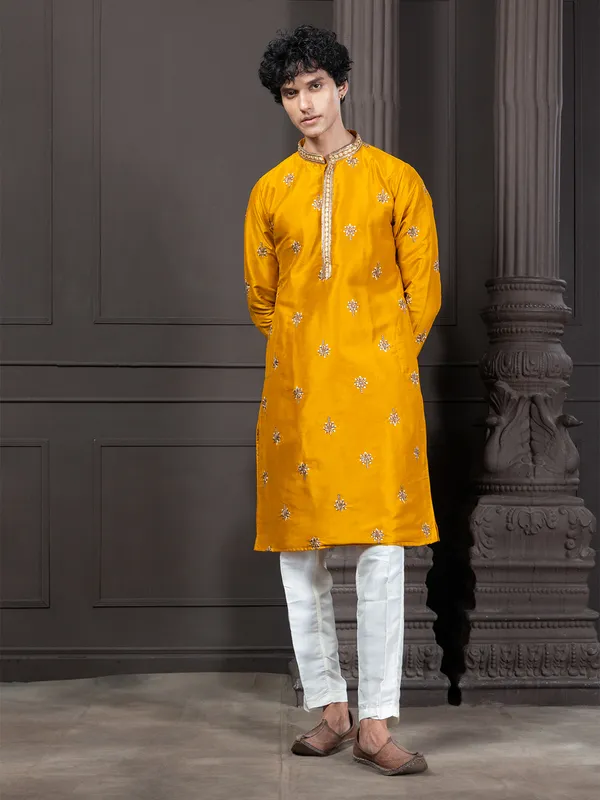 Ethnic_Motif_Sequin_Embroidery_Kurta