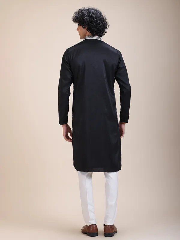 MEN_THREADWORK_EMBROIDERY_KURTA