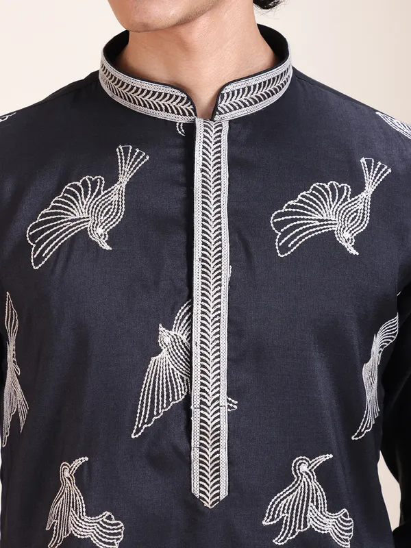 MEN_THREADWORK_EMBROIDERY_KURTA