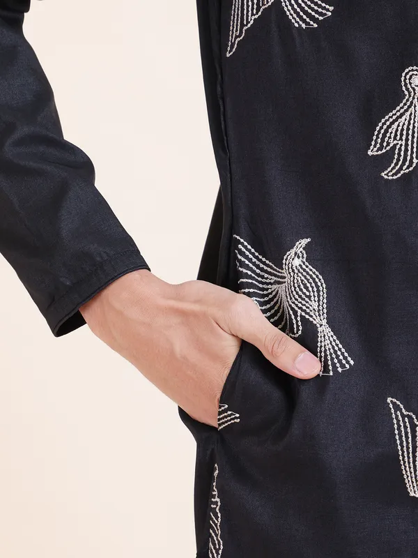 Men_Threadwork_Embroidery_Kurta