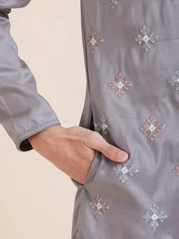 Men_Thread_Sequin_Embroidered_Kurta