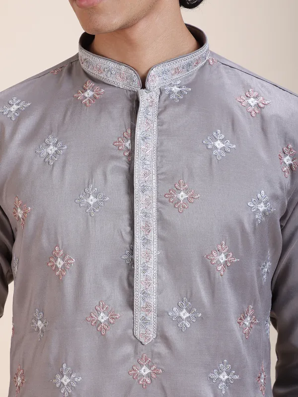 Men_Thread_Sequin_Embroidered_Kurta